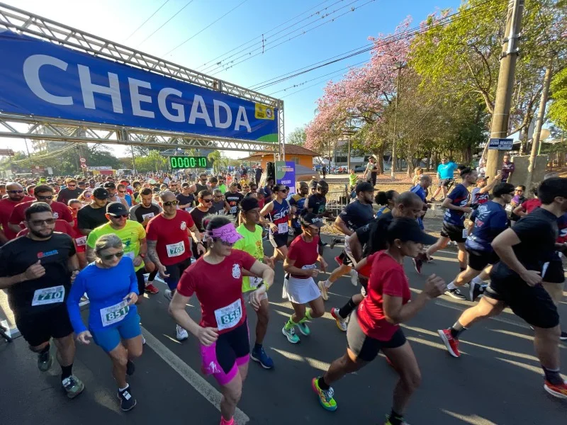 Thiago Baptista Martins - Esportes - 15ª Corrida da Independência de Araras abre 900 vagas gratuitas para moradores nos percursos de 5 km e 10 km pela Avenida Dona Renata, com largada às 7h30 de 13 de setembro; kit exige um litro de leite para o Fuss, e o secretário Edivaldo Silva pede: "Quem se inscreve e não comparece tira a chance de outra pessoa"