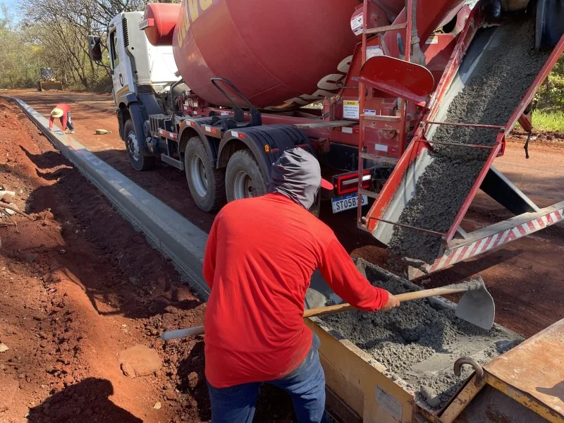 Adriano Jose Reis Martins - Automóveis - Araras retoma pavimentação da Estrada do Canil após três meses parada por falta de repasse federal: obra de R$ 4,17 milhões, 92% bancada pelo Ministério da Agricultura, liga o Parque Tiradentes ao Jardim das Orquídeas e integra o futuro anel viário do Plano Diretor