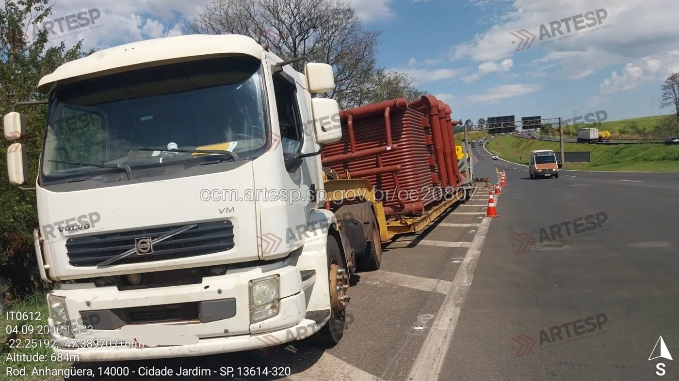 Adriano Jose Reis Martins - Automóveis - Colisão entre carretas derruba carga na Anhanguera em Araras e provoca 10 km de congestionamento por quase quatro horas