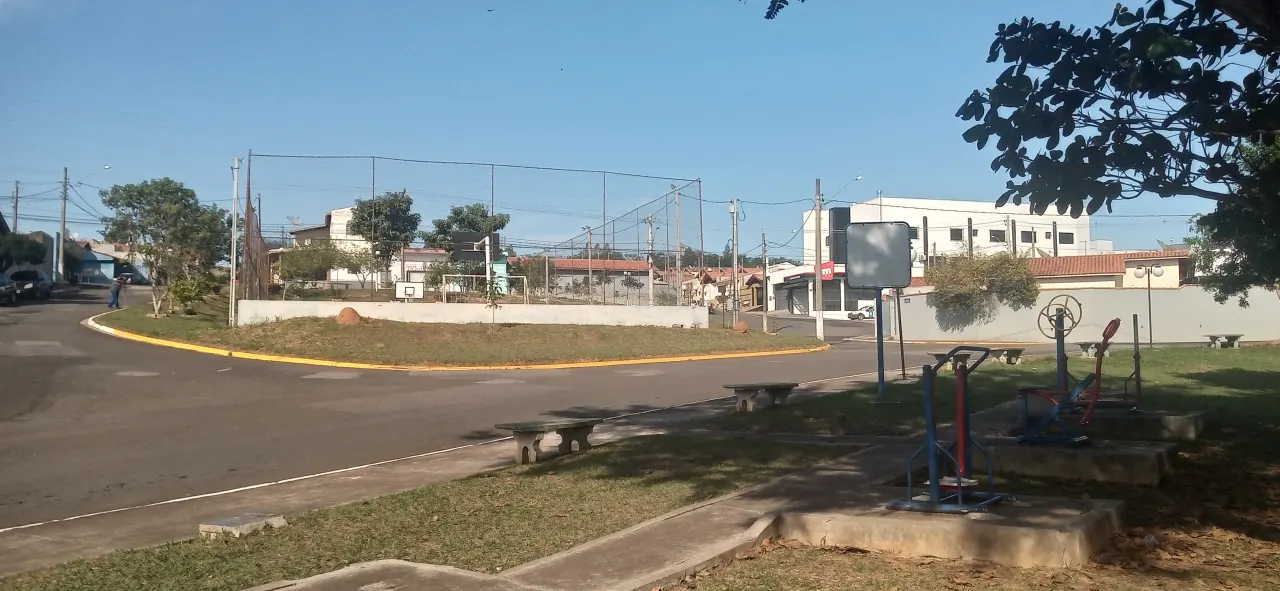 Adriano Jose Reis Martins - Cidade - Quadra e clube já existem mas moradores ainda pedem mais espaço de lazer
