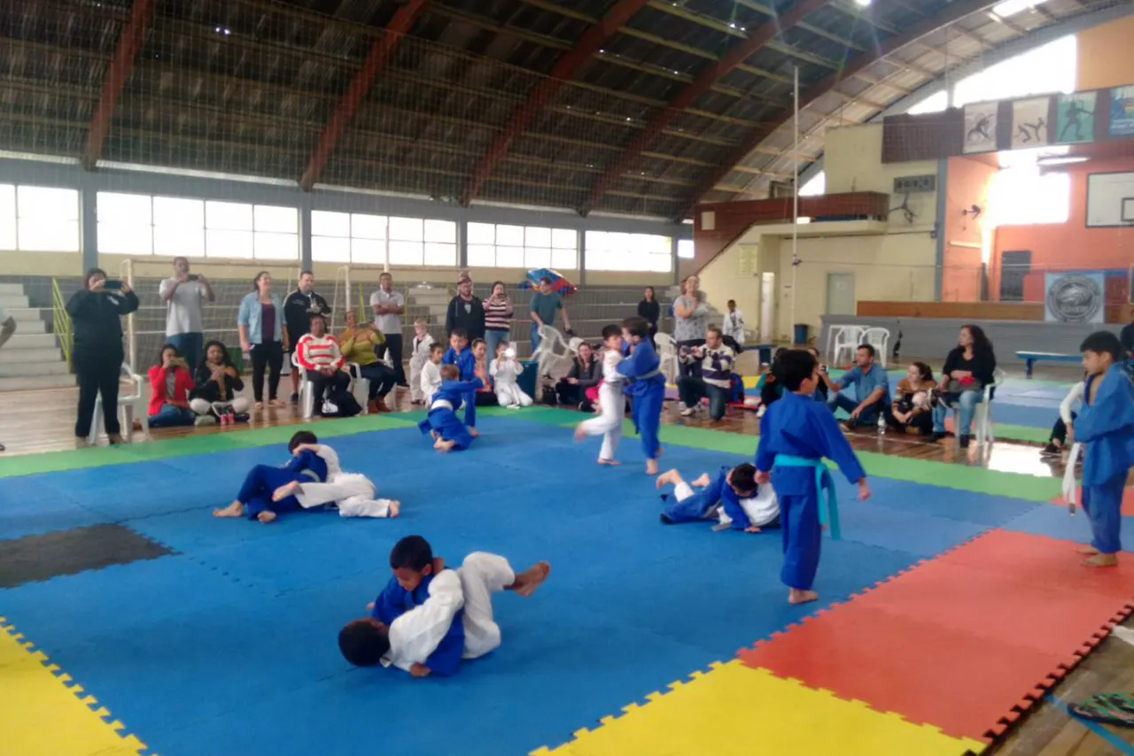 Adriano Jose Reis Martins - Esportes - Três ouros e três bronzes Araras recebe 500 judocas e classifica seis atletas para a final paulista