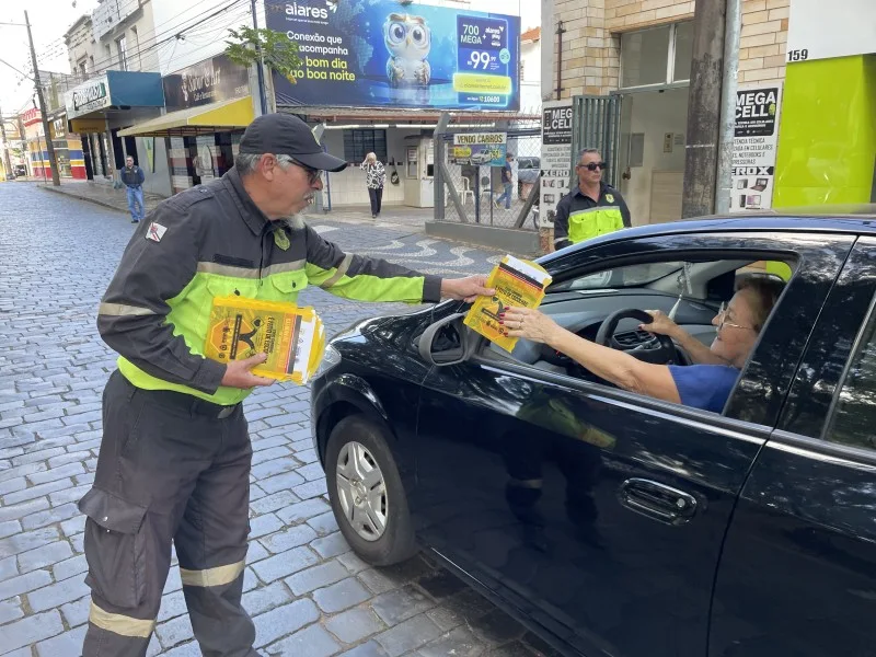 Thiago Baptista Martins - Automóveis - Araras teve 43.702 autuações, 277 acidentes e 20 mortes no trânsito em 2025: Prefeitura faz bloqueio educativo na Praça Barão com GCM e agentes do Demutran, e o diretor Cristiano Barbosa aponta velocidade, falta de cinto, celular ao volante e crianças sem cadeirinha como principais infrações