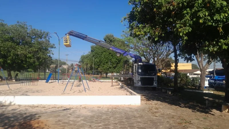 Thiago Baptista Martins - Tecnologia - Araras troca 242 lâmpadas de vapor por LED em praças e no Parque Ecológico entre dezembro e janeiro — luminárias de 120 watts, 21.600 lúmens e 108 mil horas de vida, 75% mais eficientes — e, em agosto, repõe 27 lâmpadas e 130 metros de cabos furtados nas praças Odorico Biason e Alexandre Bertolini: "furtos constantes de fiação comprometem a sensação de segurança", diz Celso Canassa