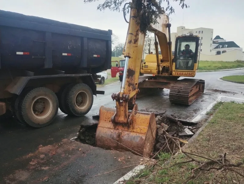 Adriano Jose Reis Martins - Automóveis - Avenida Ignácio Zurita Neto, atrás do Savegnago, fica interditada até sexta para manutenção de boca de lobo: intervenção integra pacote de drenagem da Secretaria de Obras que já trocou três tubos de um metro de diâmetro no Centro Esportivo Ruy Branco de Miranda e recuperou galeria no Jardins de Samantha III