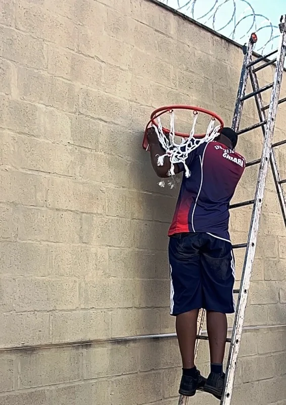 Thiago Baptista Martins - Esportes - Casa da Juventude de Araras ganha cesta de basquete instalada pela Secretaria de Esportes a pedido do Conselho da Juventude: "quando há união entre os órgãos públicos, quem ganha é o cidadão", diz a presidente Nayara Rodrigues; Edivaldo Silva promete apoiar "sempre que pudermos"