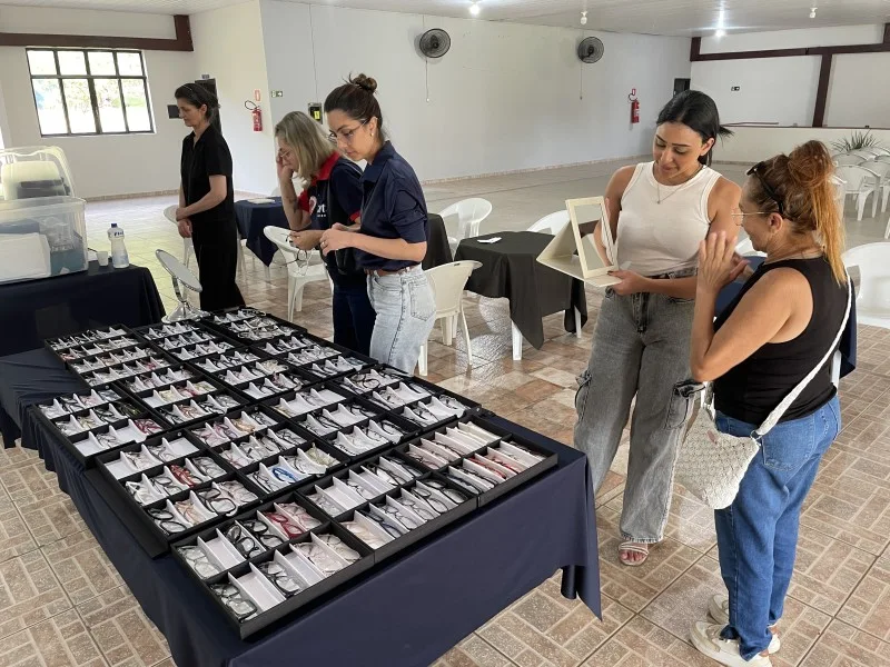 Adriano Jose Reis Martins - Saúde - Fuss de Araras entrega 42 óculos de grau a inscritos no CadÚnico e chama mais 21 para escolher armação; contrato prevê 260 unidades por R$ 34 mil com emenda da Câmara