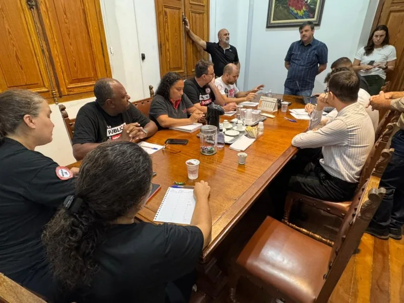 Adriano Jose Reis Martins - Economia - Greve dos servidores de Araras: Sindsepa decreta paralisação a partir de 9 de março pedindo 20% de reajuste e 186% no vale-alimentação; Prefeitura chama a decisão de "surpresa" em comunicado, sobe a proposta para 5% — 4,41% do IPCA-E mais 0,59% de ganho real — mantém o vale de R$ 500 e pede à Justiça 70% dos serviços