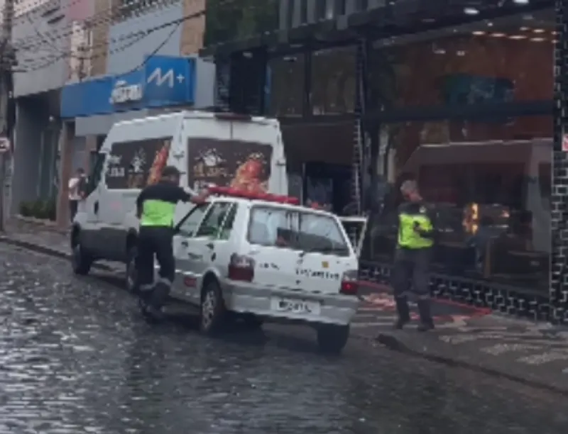 Jaime Fernando Reis Martins - Cidade - "Amarelinhos" do Demutran viram alvo de críticas nas redes sociais após ação de trânsito com entregador na Praça Barão de Araras; órgão nega multa e fala em orientação preventiva