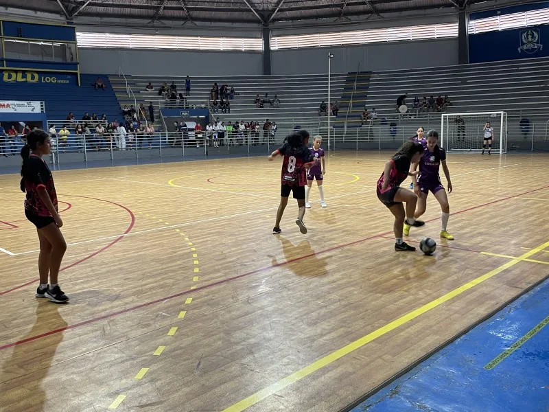 Thiago Baptista Martins - Esportes - JEMA 2026 reúne 20 escolas de Araras e fecha terceira etapa com finais de futsal e pique-bandeira no Nelson Rüegger; Etec Alberto Feres é campeã do futsal feminino sub-18