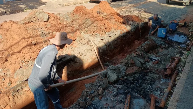 Thiago Baptista Martins - Meio Ambiente - Saema troca 30 quilômetros de tubulações antigas de Araras até 2030 no Programa de Renovação de Redes: ferro fundido DN50 dá lugar a PVC DN60 em bairros com baixa pressão, 3,3 km já substituídos em ruas do Centro, Jardim Cândida, Abolição, Santa Cândida, Bom Jesus, Nicolau e Fátima, e cronograma público com mapa interativo
