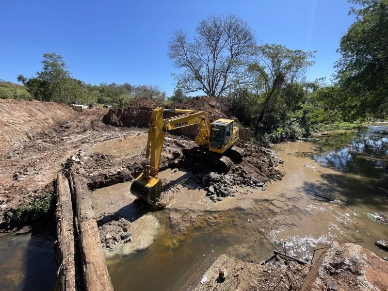 Thiago Baptista Martins - Automóveis - Araras constrói ponte de metal e concreto sobre o Ribeirão das Araras na ARR-436, a Avenida João Rossi, para religar o Jardim Aeroporto à região leste: estrutura de 18 metros substitui ponte de madeira interditada e deve ser liberada até dezembro, com R$ 1,31 milhão — 90% do Estado
