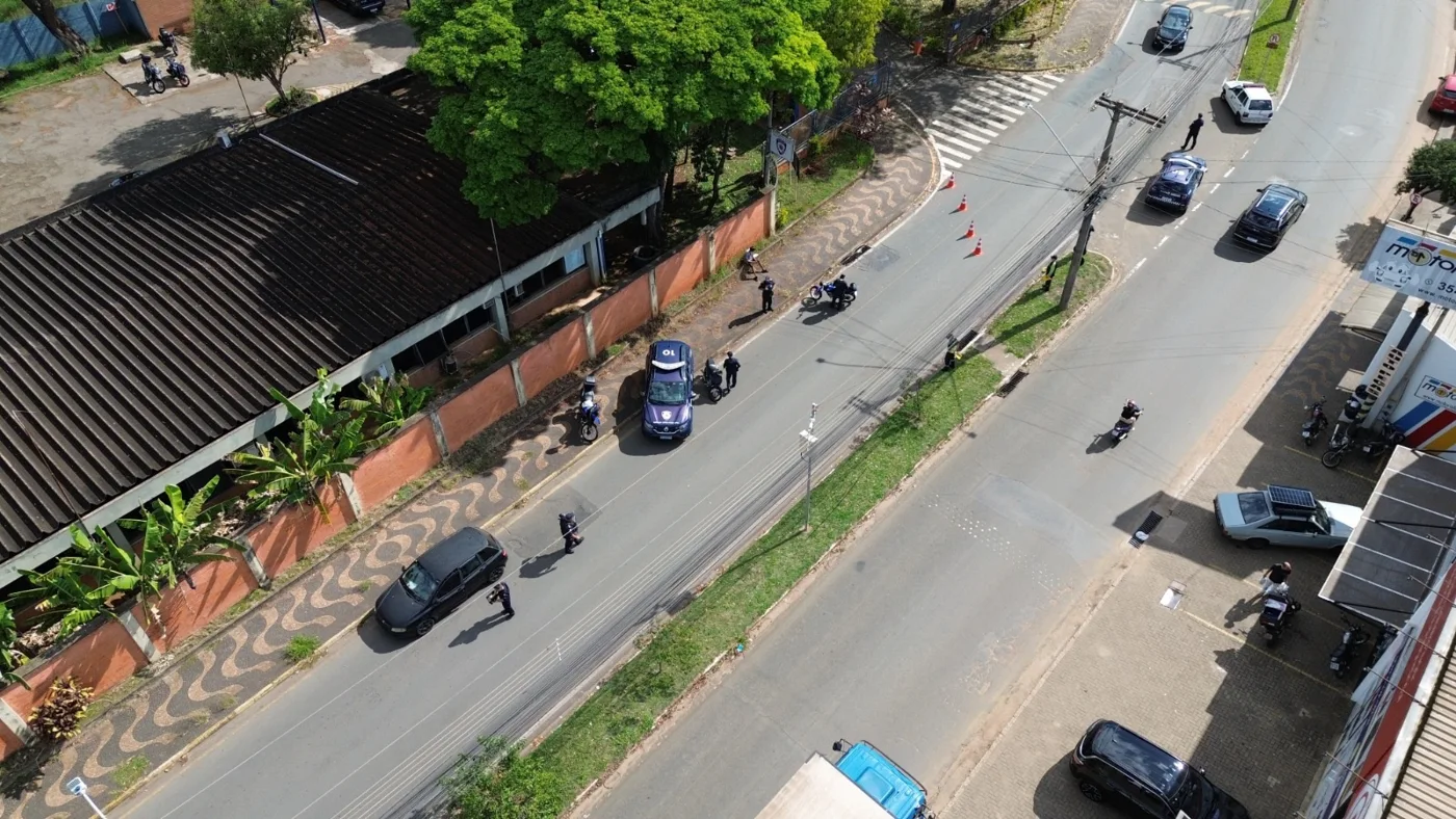 Thiago Baptista Martins - Automóveis - GCM de Araras fiscaliza 76 veículos em operação de trânsito e recolhe três motos, dois carros e dois documentos