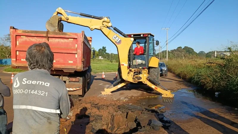 Adriano Jose Reis Martins - Meio Ambiente - Vazamento em rede de esgoto tratado do Jardim Vida Nova danifica asfalto da Estrada José Estevam Zurita; Saema constata rompimento na tubulação de recalque de 180 mm instalada pela construtora do conjunto habitacional, notifica a empresa, acompanha o reparo e refaz o pavimento em quatro dias