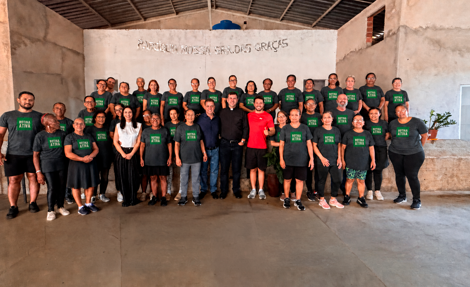 Participantes do Rotina Ativa reunidos com a camiseta oficial